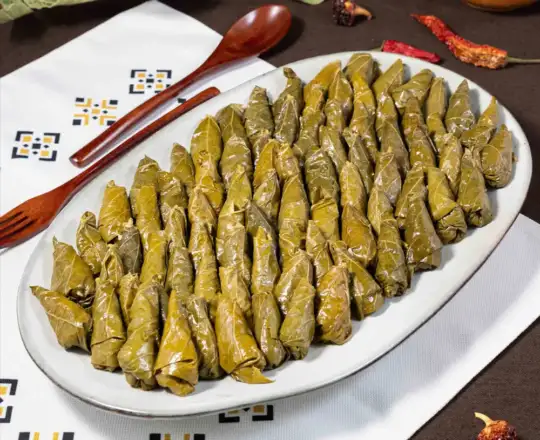 Sarmale cu carne de pui în frunze de viță-de-vie